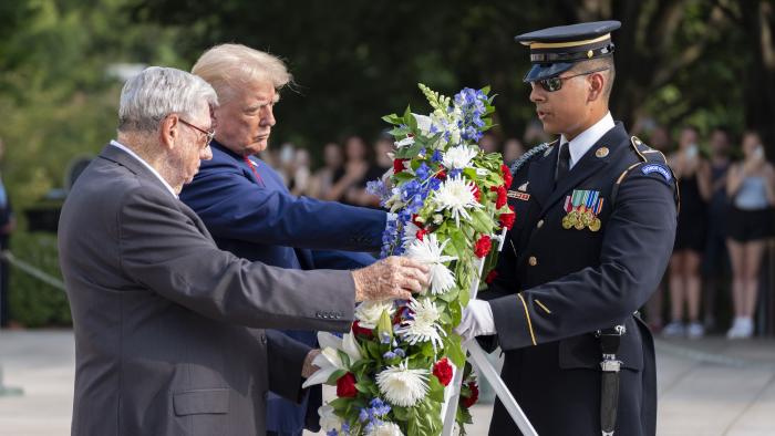 Bill Barnett, a la izquierda, abuelo de Darin Taylor Hoover, y el candidato presidencial republicano, el expresidente Donald Trump, colocan una corona de flores en la Tumba del Soldado Desconocido en honor del sargento Darin Taylor Hoover en el Cementerio Nacional de Arlington, el lunes 26 de agosto de 2024, en Arlington, Virginia (Foto AP/Alex Brandon).