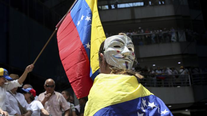 Los partidarios de la oposición protestan por la reelección del presidente Nicolás Maduro un mes después de la disputada votación, que los líderes de la oposición afirman que ganaron de manera aplastante, en Caracas, Venezuela, el miércoles 28 de agosto de 2024. (AP Foto/Cristian Hernández)